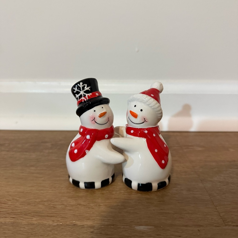 Festive Snowmen Salt and Pepper Shaker Set